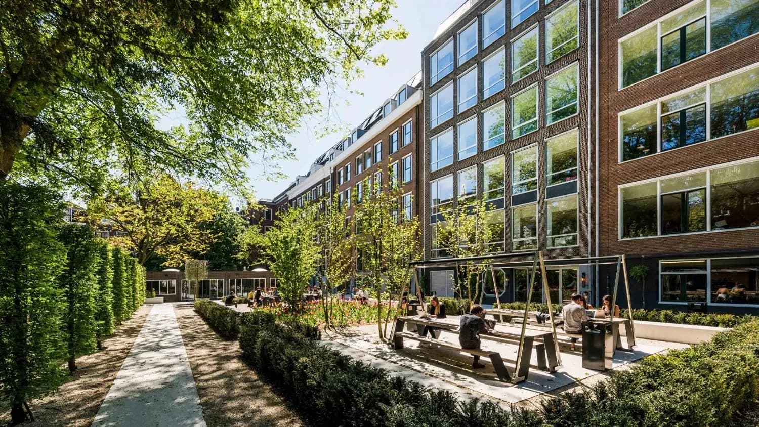 De binnentuin, met ons kantoor aan het eind van het pad