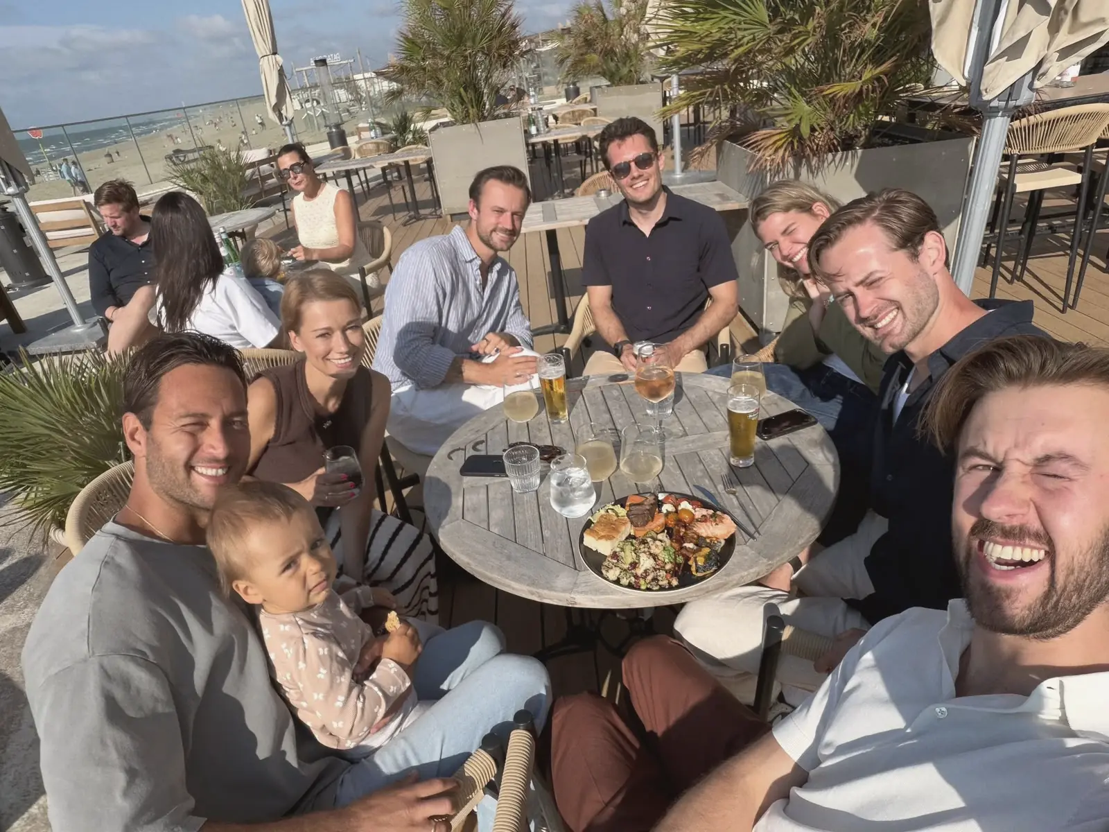 Zomerborrel bij de strandtent