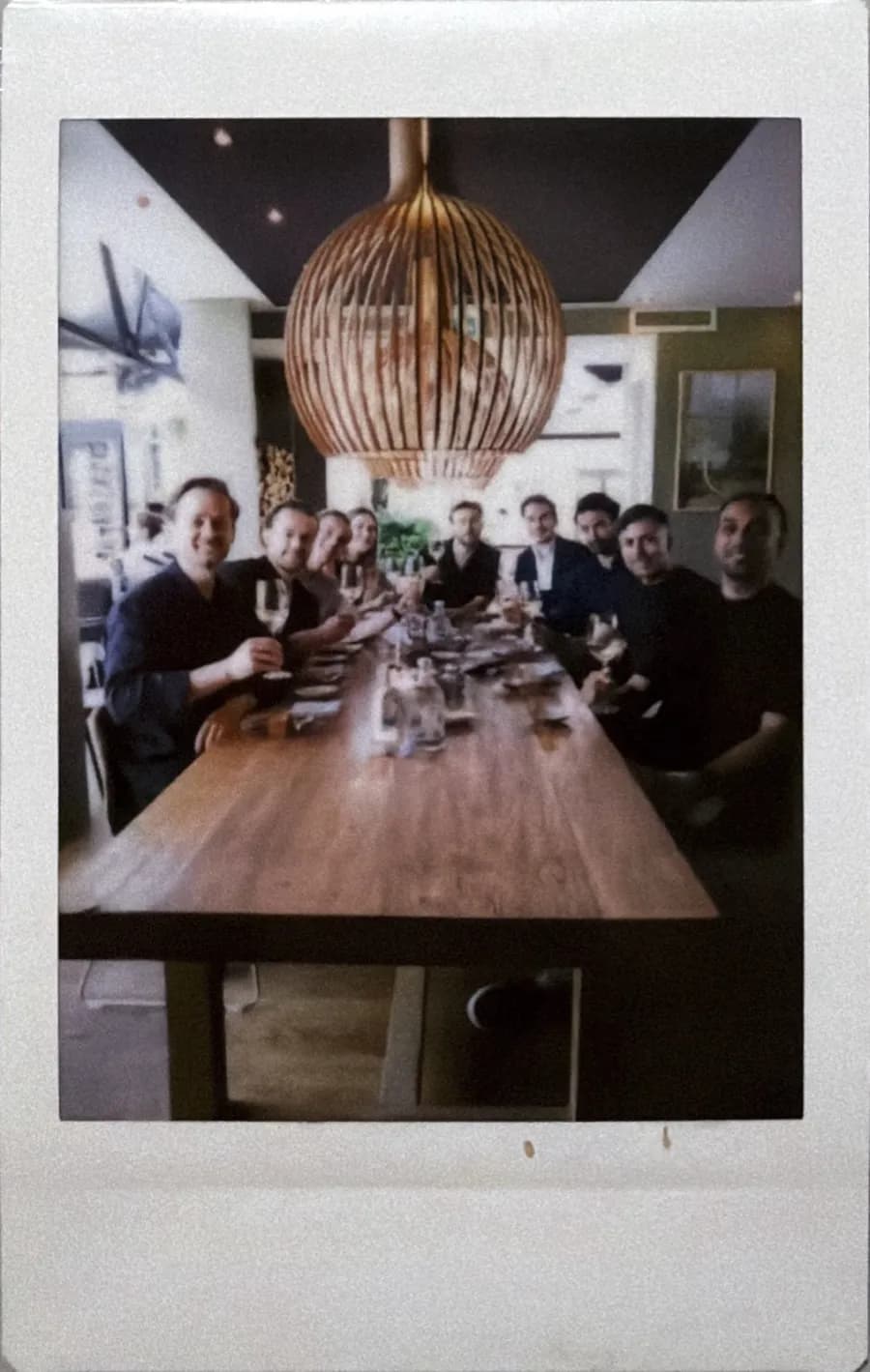 Samen aan een lange tafel