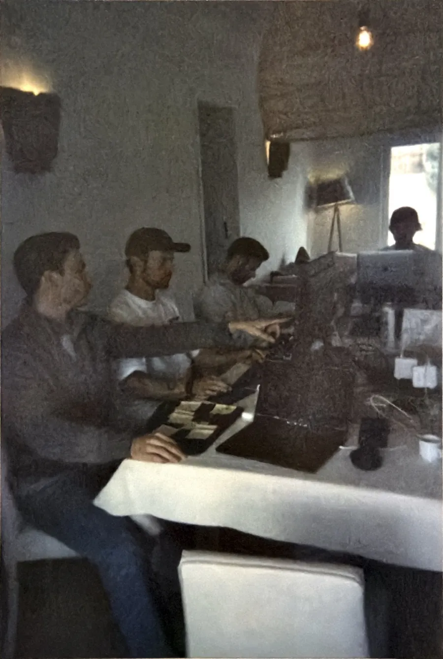 Samen aan het werk aan tafel